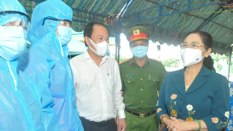 Chủ tịch HĐND TPHCM Nguyễn Thị Lệ tặng quà chốt tại cầu Phú Cường (xã Bình Mỹ, huyện Củ Chi)
