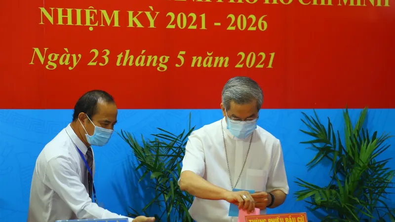 Cư tri bỏ phiếu bầu tại khu vực bầu cử thuộc quận 3, TPHCM. Ảnh: HOÀI VŨ