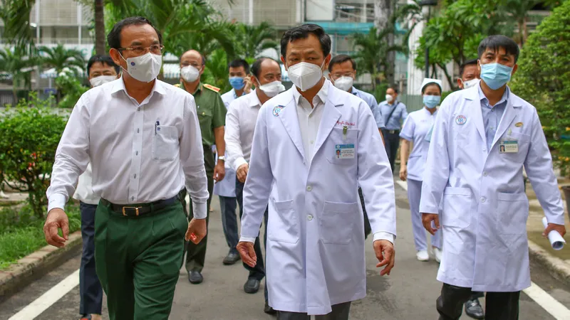 Bí thư Thành ủy TPHCM Nguyễn Văn Nên thăm cán bộ công an mắc Covid-19