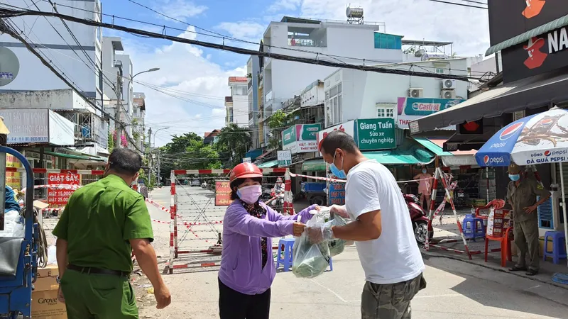 Quận 8 trao 4 tấn rau củ quả đến từng hộ dân đang cách ly, phong tỏa tạm thời