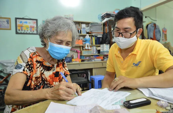 Người dân được nhận lương hưu, trợ cấp thất nghiệp gộp tháng 7 và 8-2021