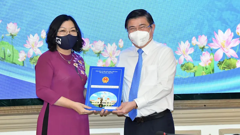 Chủ tịch UBND TPHCM Nguyễn Thành Phong bổ nhiệm 61 lãnh đạo UBND 16 quận ​