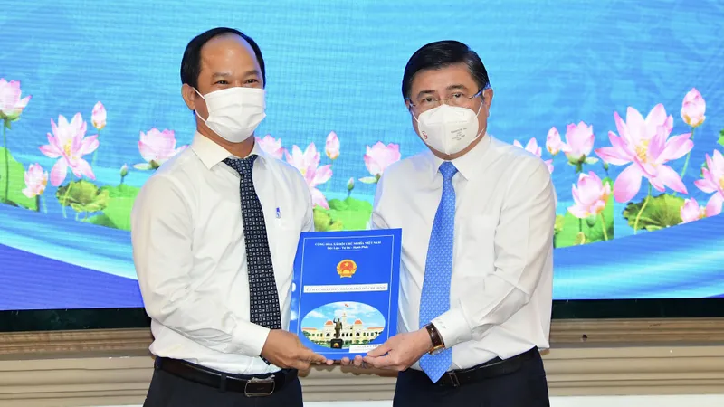 Chủ tịch UBND TPHCM Nguyễn Thành Phong trao quyết định cho Đồng chí Lê Đức Thanh. Ảnh: VIỆT DŨNG 