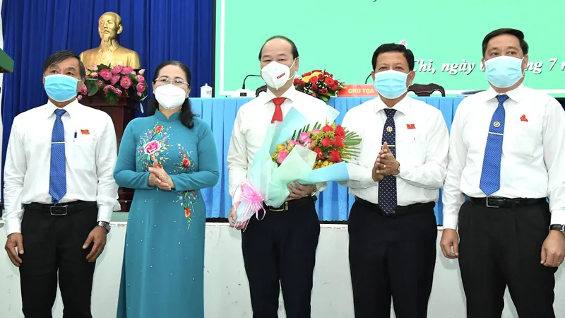 Chủ tịch HĐND TPHCM Nguyễn Thị Lệ chúc mừng Thường trực HĐND huyện Củ Chi nhiệm kỳ 2021-2026. Ảnh: VIỆT DŨNG