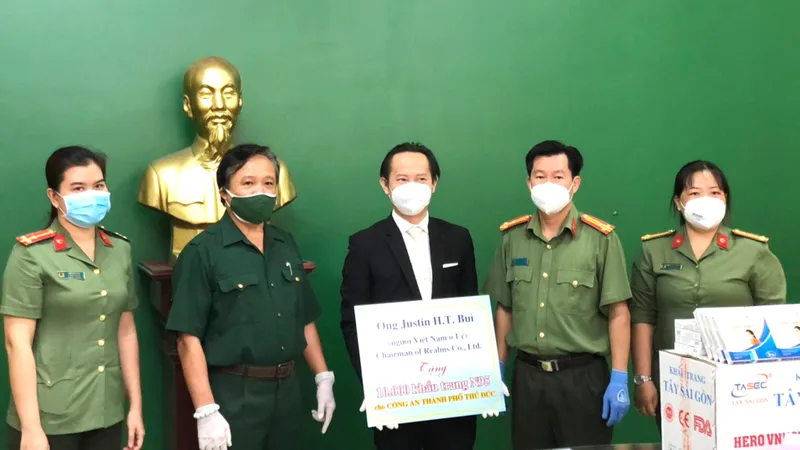 Kiều bào tặng 10.000 khẩu trang N95 tới cán bộ - chiến sĩ công an làm nhiệm vụ chống dịch Covid-19