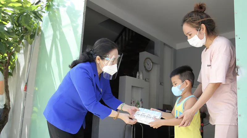Chủ tịch HĐND TPHCM Nguyễn Thị Lệ cùng các đại biểu trao tận tay 10.000 phần quà hỗ trợ người dân