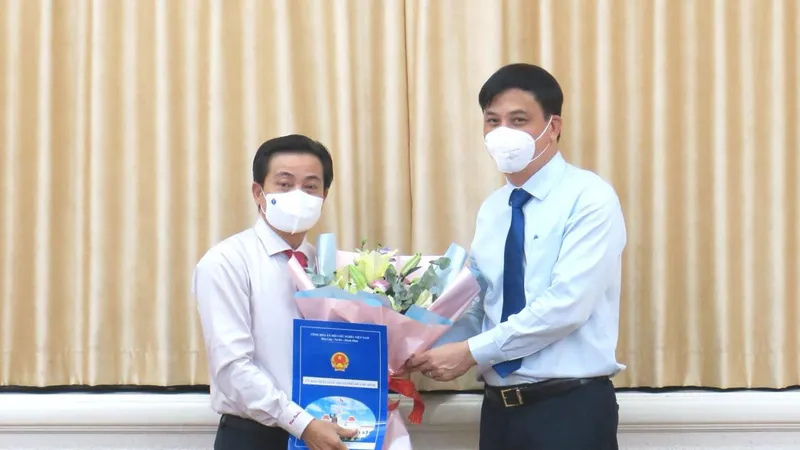 Phó Chủ tịch UBND TPHCM Lê Hòa Bình trao quyết định nhân sự tới ông Nguyễn Thanh Bình