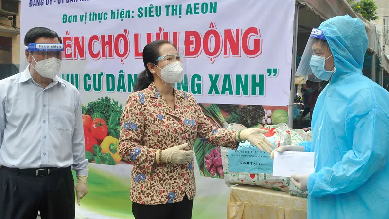 Lãnh đạo TPHCM thăm, động viên người dân và lực lượng tuyến đầu chống dịch Covid-19