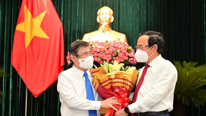 Bí thư Thành ủy TPHCM Nguyễn Văn Nên tặng hoa cho đồng chí Nguyễn Thành Phong tại kỳ họp thứ hai HĐND TPHCM khóa X, ngày 24-8. Ảnh: VIỆT DŨNG