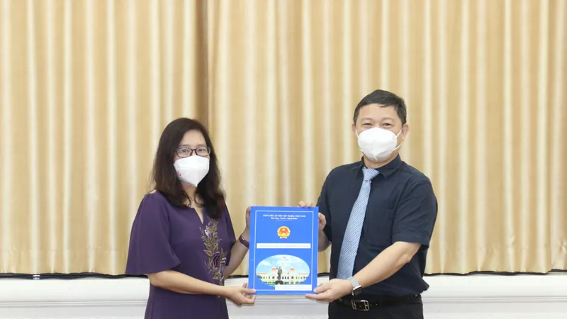 Phó Chủ tịch UBND TPHCM Dương Anh Đức trao quyết định bổ nhiệm bà Đinh Thị Phương Thảo giữ chức vụ Phó Chủ nhiệm Ủy ban về người Việt Nam ở nước ngoài TPHCM 