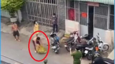 Quận 8 phản hồi việc phân phối hàng hóa hỗ trợ người dân tại khu phố 3, phường 10