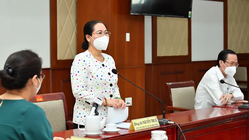Chủ tịch HĐNDTPHCM Nguyễn Thị Lệ phát biểu trong buổi tặng thuốc an sinh cho quận 6. Ảnh: VIỆT DŨNG