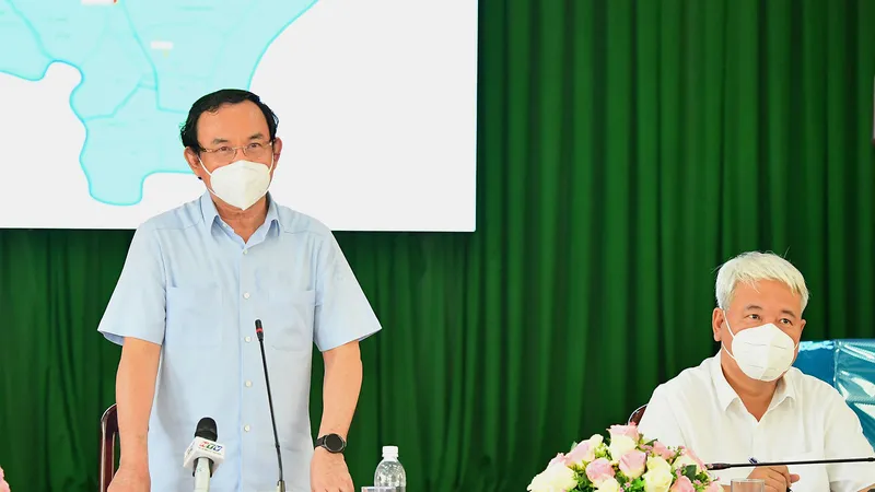 Bí thư Thành ủy TPHCM Nguyễn Văn Nên phát biểu trong buổi làm việc với quận 7 về phòng chống dịch Covid-19. Ảnh: VIỆT DŨNG