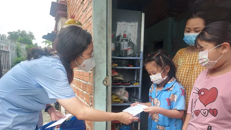 Huyện Bình Chánh trao gửi yêu thương tới trẻ em mồ côi vì Covid-19