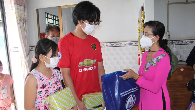 UBND TPHCM chỉ đạo hỗ trợ cho trẻ mồ côi và người già neo đơn vì Covid-19