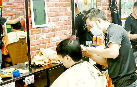 Phó Chủ tịch UBND TPHCM Lê Hòa Bình phát biểu tại buổi họp báo sáng 30-9. Ảnh: VIỆT DŨNG