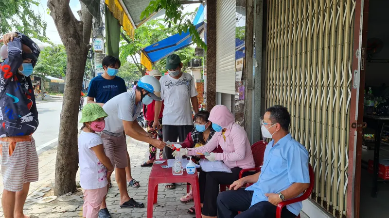 Đến 19 giờ ngày 2-10, gần 270.000 người dân TPHCM đã nhận hỗ trợ đợt 3