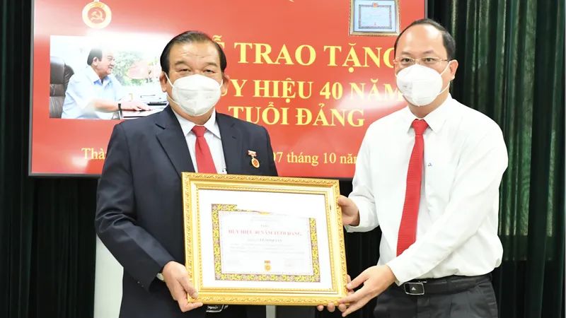 Giám đốc Sở LĐTB-XH TPHCM Lê Minh Tấn nhận Huy hiệu 40 năm tuổi Đảng