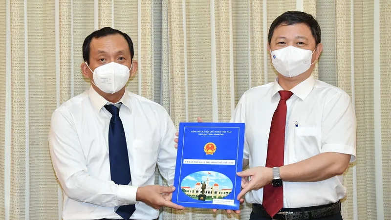 Phó Chủ tịch UBND TPHCM Dương Anh Đức trao quyết định cho tân Phó Giám đốc Sở Y tế TPHCM. Ảnh: VIỆT DŨNG 