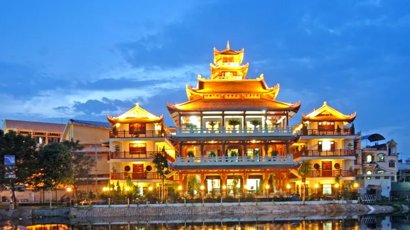 Quận 3, quận 8 tổ chức thả hoa đăng tưởng niệm đồng bào tử vong và cán bộ, chiến sĩ hy sinh trong đại dịch Covid-19
