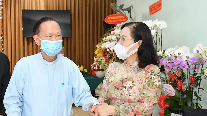 Chủ tịch HĐND TPHCM Nguyễn Thị Lệ thăm hỏi Linh mục Phan Khắc Từ. Ảnh: VIỆT DŨNG