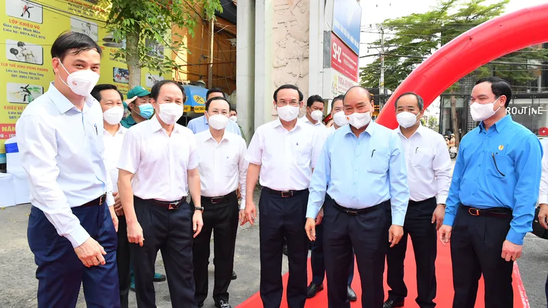 Chủ tịch nước Nguyễn Xuân Phúc trao quà tết tới công nhân ở TP Thủ Đức (TPHCM)