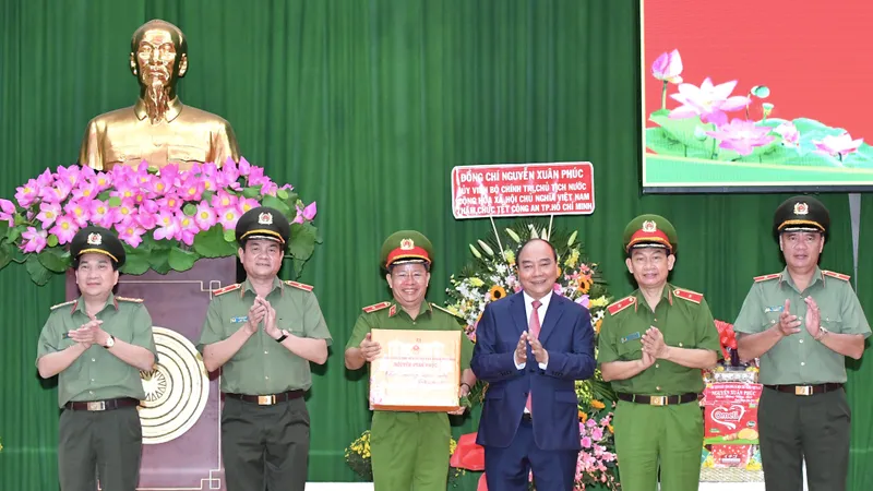Chủ tịch nước Nguyễn Xuân Phúc: Công an TPHCM phải kéo giảm tội phạm cướp giật, trộm cắp