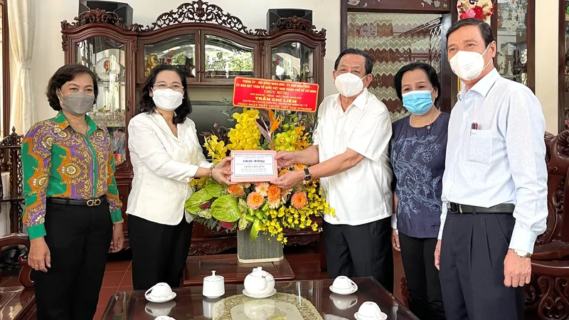 Chủ tịch HĐND TPHCM Nguyễn Thị Lệ thăm Thầy thuốc nhân dân Trần Chí Liêm và GS.TS.BS Đặng Vạn Phước