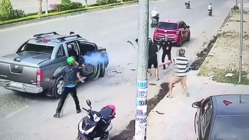 Kinh hoàng: 2 nhóm "giang hồ" ở Đồng Nai hỗn chiến giữa đường bằng súng, mã tấu