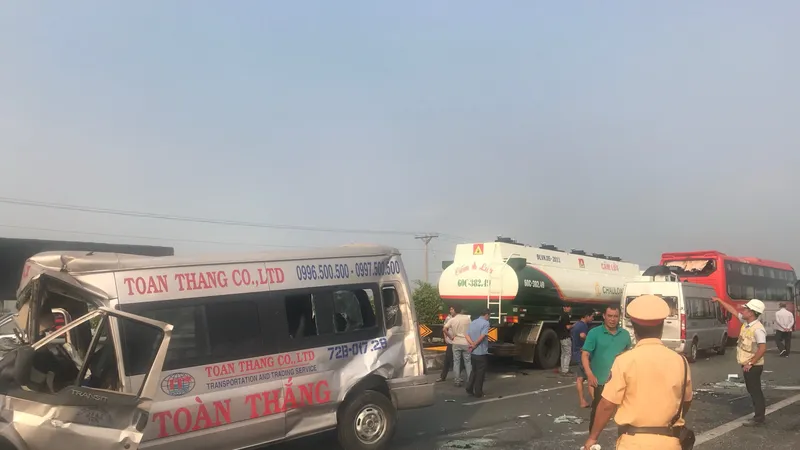 6 ô tô tông liên hoàn trên cao tốc TPHCM - Long Thành - Dầu Giây “do không giữ khoảng cách” 
