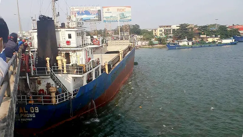 Tàu chở hàng “khủng” hơn ngàn tấn va vào cầu Đồng Nai