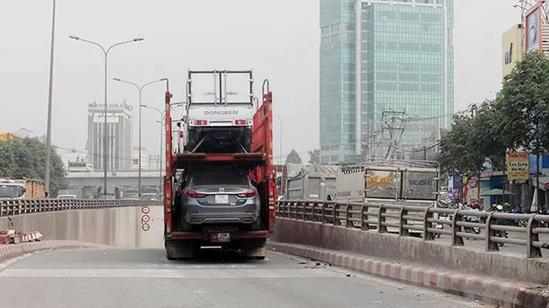 Xe container chở quá khổ tông gãy trụ biển báo hầm chui ngã tư tử thần