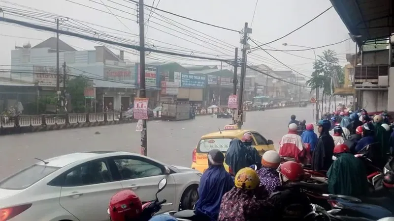 Mưa lớn, nhiều tuyến đường tại TP Biên Hòa ngập nặng
