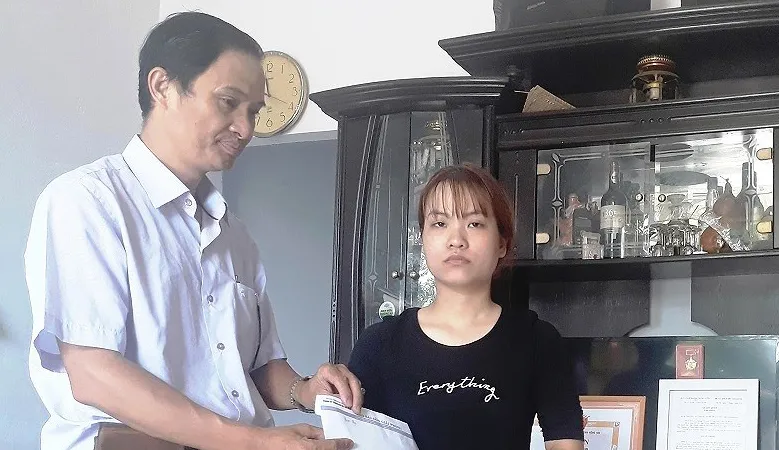 Đại diện Báo Sài Gòn Giải Phóng trao tiền bạn đọc hỗ trợ gia đình "hiệp sĩ" Nam.