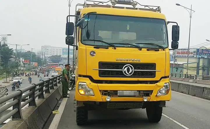 Một bé gái 4 tuổi chết thảm dưới bánh xe ben