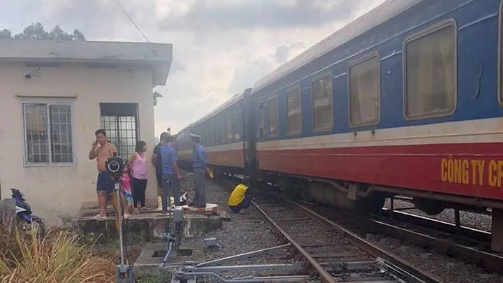 Băng qua đường ngang dân sinh, một người bị tàu hỏa tông chết