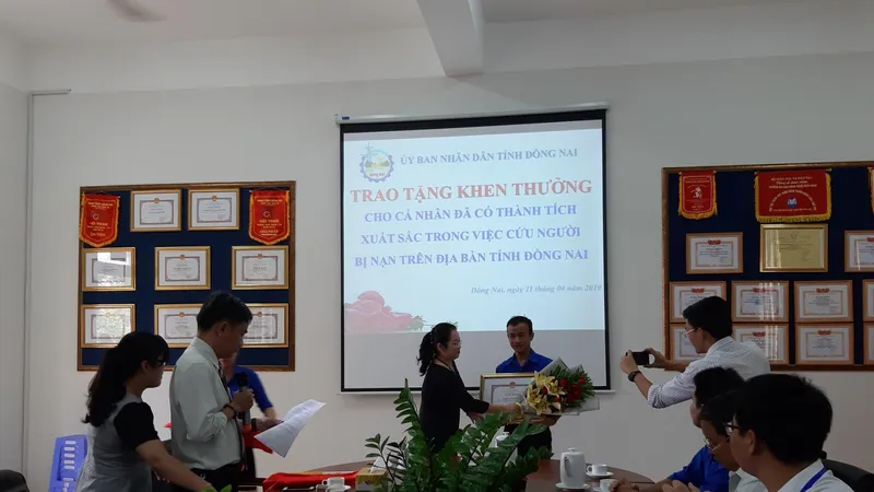 Cứu người bị tai nạn giao thông, một sinh viên ở Đồng Nai nhận bằng khen của tỉnh