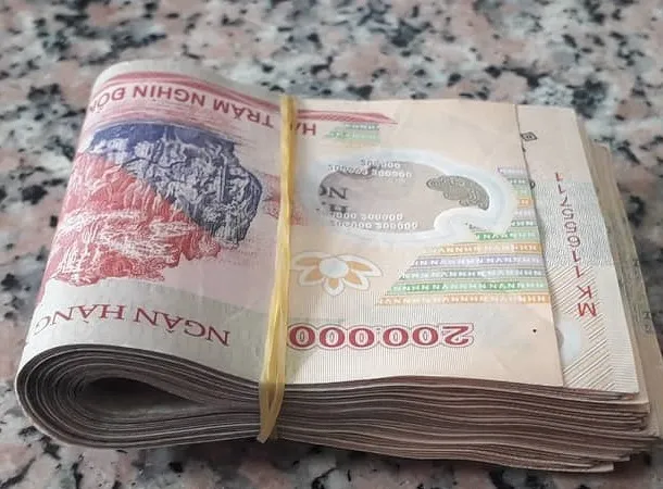 Nhặt được tiền, bé gái 13 tuổi nhờ công an tìm người đánh rơi