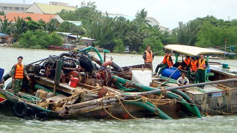 Công an nổ súng bắt nhóm “cát tặc”