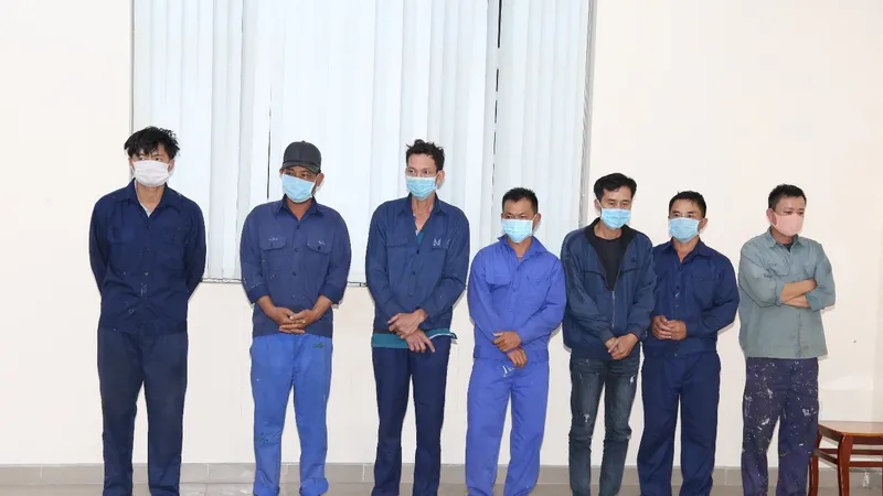 Khởi tố 33 đối tượng trong đường dây buôn lậu xăng giả