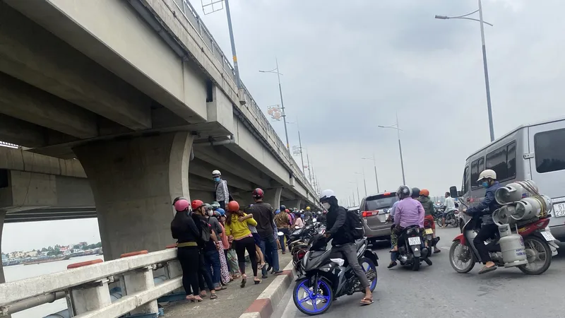 Một phụ nữ để lại xe máy trên cầu Hóa An rồi nhảy xuống sông mất tích
