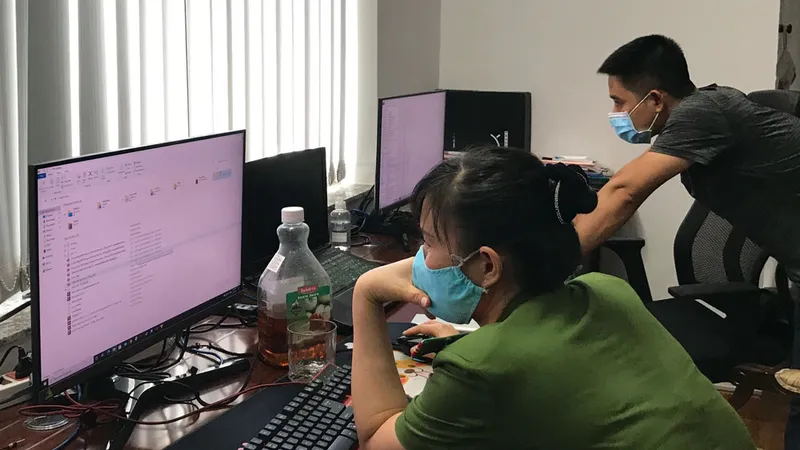 Lực lượng công an đang kiểm tra trụ sở làm việc của Công ty TNHH Việt Khánh