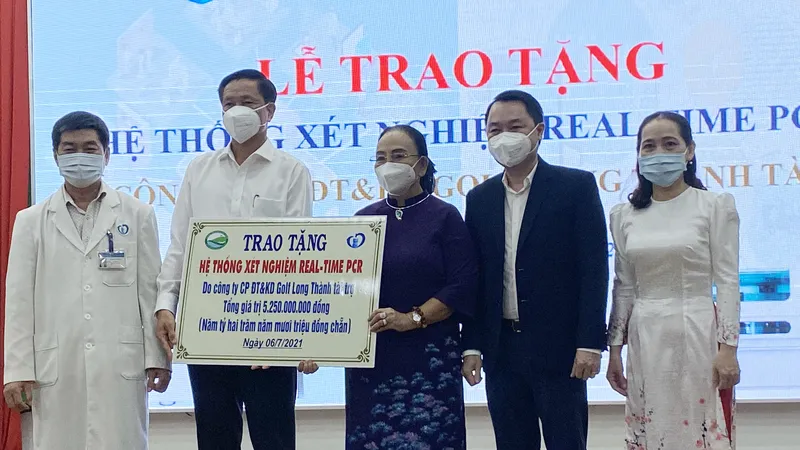 Công ty Golf Long Thành trao tặng hệ thống máy xét nghiệm Covid-19 cho Đồng Nai