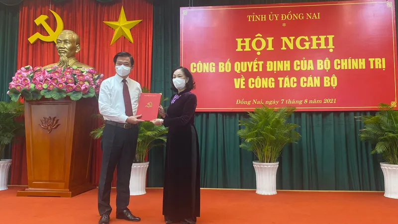 Đồng chí Trương Thị Mai trao quyết định cho đồng chí Nguyễn Hồng Lĩnh