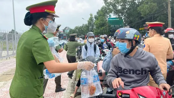 Đồng Nai: Hỗ trợ cho hơn 2.000 người dân về các tỉnh miền Trung