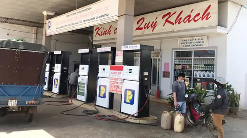 Nhiều cửa hàng xăng dầu bị phạt vì găm hàng, bán "nhỏ giọt"