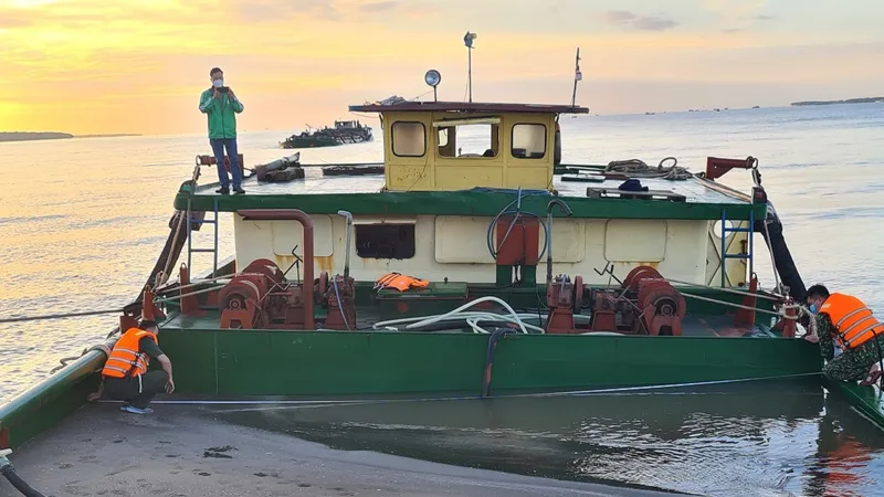 Lực lượng biên phòng đang tiến hành kiểm tra phương tiện chở cát trái phép.