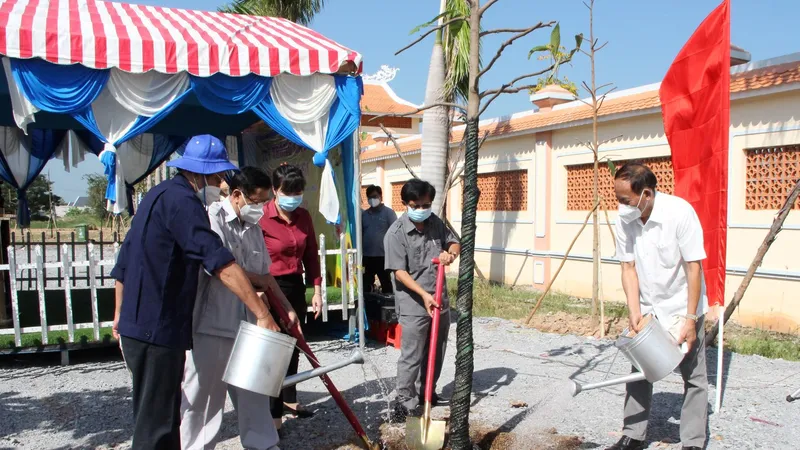 Đại tá Trần Thế Tuyển cùng lãnh đạo chính quyền địa phương, Hiệp Hội công viên cây xanh Việt Nam trồng những cây xanh đầu tiên