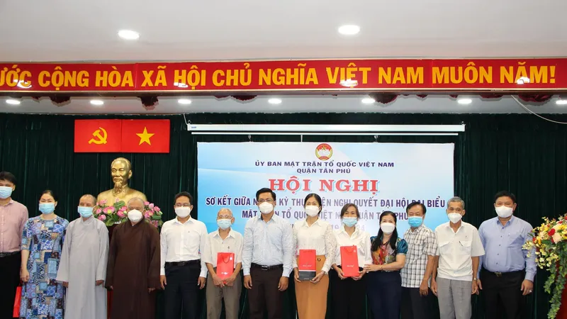 Lãnh đạo Ủy ban MTTQ Việt Nam quận Tân Phú tặng quà, chụp ảnh với các đại biểu tham dự hội nghị