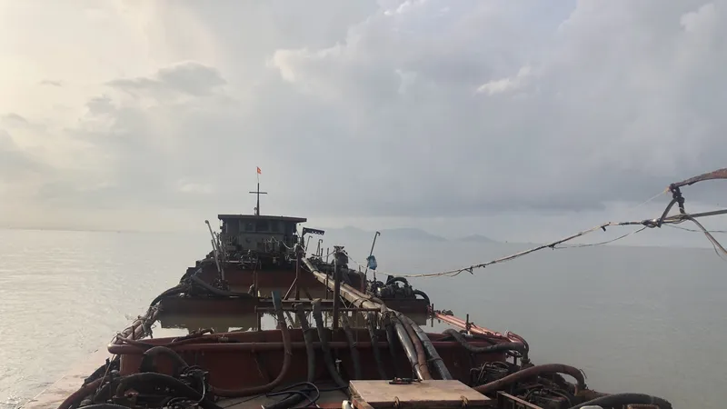 Phương tiện khai thác, vận chuyển cát không có giấy tờ hợp pháp đã bị lực lượng biên phòng bắt giữ.